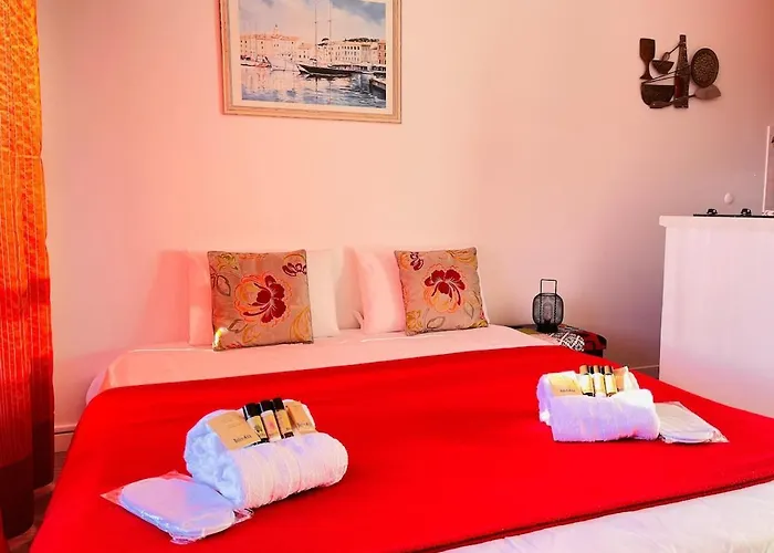 Cap Raphael Yourhosthelper *