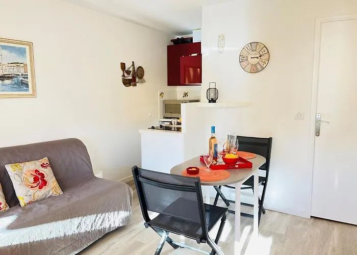 Cap Raphael Yourhosthelper